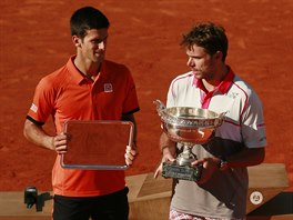 DOBOJOVNO. S trofej pro vtze pekvapiv pzuje Stan Wawrinka (vpravo), na...