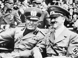 Adolf Hitler (vpravo) a Benito Mussolini pi schzce v roce 1938 v Mnichov