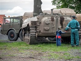 Na zemdlské usedlosti byla k vidní i vyslouilá vojenská technika vetn...