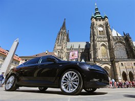 Prezident Milo Zeman pevzal na Praském hrad novou limuzínu koda Superb.