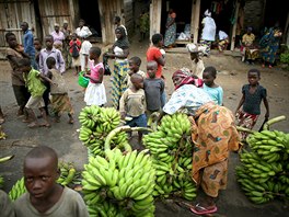 MDLÉ ZBOÍ. Lidé prodávají banány na trhu v Bujumbue, hlavním mst Burundi.
