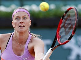 Petra Kvitov v osmifinlovm duelu Roland Garros s Timeou Bacsinszkou ze...