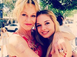 Melanie Griffithová a její dcera Stella (8. ervna 2015)