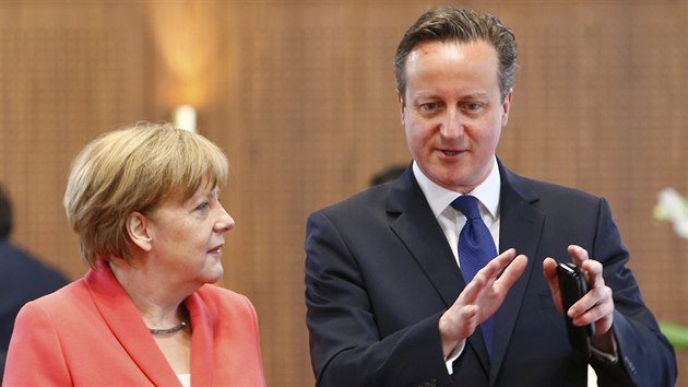 Britsk premir David Cameron s nmeckou kanclkou Angelou Merkelovou ped jednnm G7. (8. ervna 2015)
