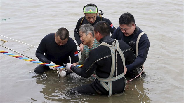 Na jihonsk ece Jang-c-iang se v pondl v noci potopila osobn lo s tm 460 lidmi na palub (2. ervna 2015)