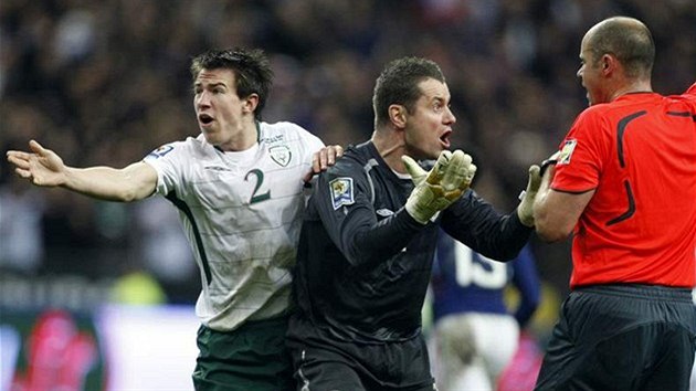 Francie - Irsko, hostující hrái Sean St Ledger (vlevo) a Shay Given reklamují...