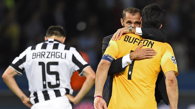 NEVAD..Gianluigiho Buffona po prohranm finle Ligy mistr utuje Giorgio Chiellini. On sm do zpasu s Barcelonou pro zrann zashnout nemohl.