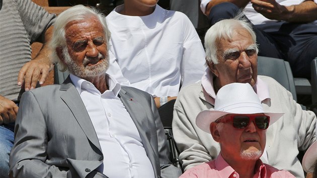 DVA NOSI NA ROLAND GARROS. Francouzt herci Jean-Paul Belmondo a Charles Gerard sleduj finle musk dvouhry.