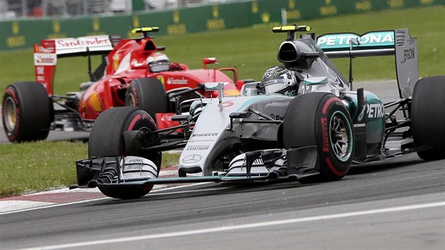 Nico Rosberg z Mercedesu se na trati udrel, to Kimi Raikkonen z Ferrari se pkn projel po trvnku.