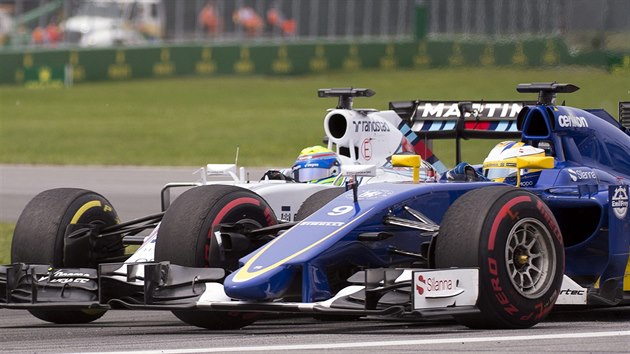 Marcus Ericsson (vpravo) z tmu Sauber v souboji s Felipe Massou z Williamsu.