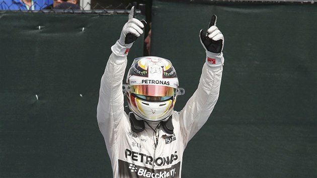 Lewis Hamilton slav vhru ve Velk cen Kanady.