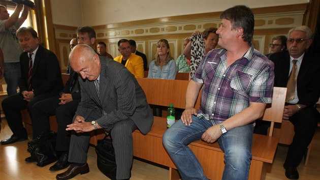 Bval i souasn zastupitel Koan ped soudem. 
