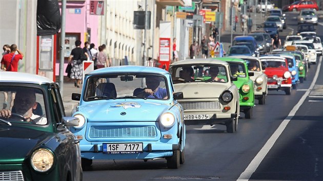 Spanil jzda trabant vedla i pes centrum st nad Labem.