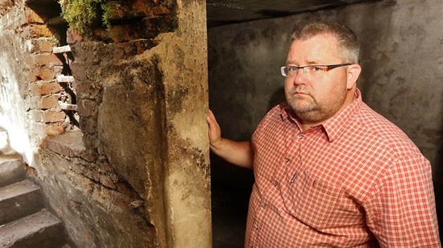 editel sokolovskho muzea Michael Rund ve dvech nedvno objeven cely v tboe Svornost na naun stezce Jchymovsk peklo.