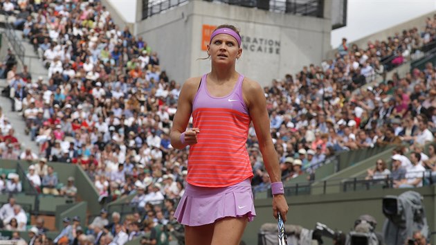 esk tenistka Lucie afov se raduje ze zisku prvnho setu ve tvrtfinle Roland Garros.