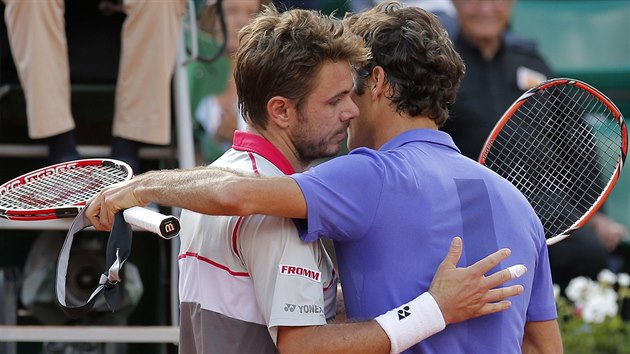 GRATULUJU. Tenista Roger Federer ve vcarskm souboji podlehl Stanu Wawrinkovi.