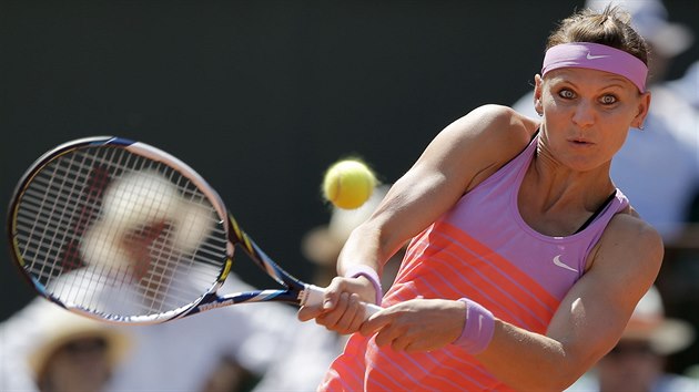 esk tenistka Lucie afov zahrv bekhend v semifinle Roland Garros.