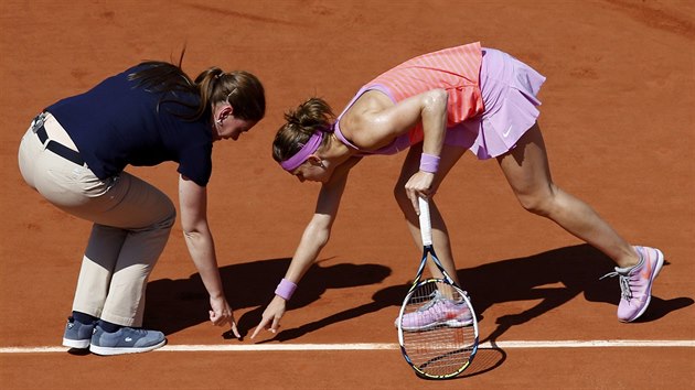 KDE JE STOPA? esk tenistka Lucie afov se pe s umpirov rozhod o dopad mku v semifinle Roland Garros.