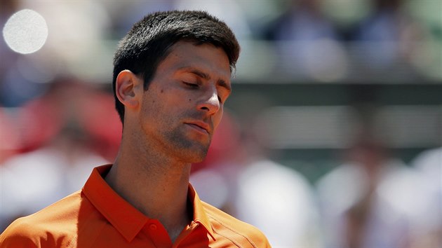 Srbsk tenista Novak Djokovi nen spokojen se svou hrou v dohrvce semifinle Roland Garros.