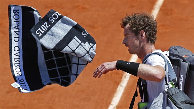 Britsk tenista Andy Murray odchz po semifinlov porce z kurtu na Roland Garros.
