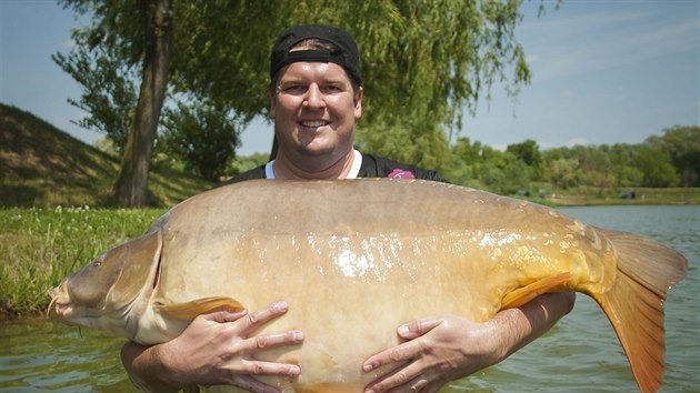 Svtov rekord. Neskuten kapr s vhou 47,8 kg a dlkou 125 cm byl uloven v Maarsku pobl Balatonu.