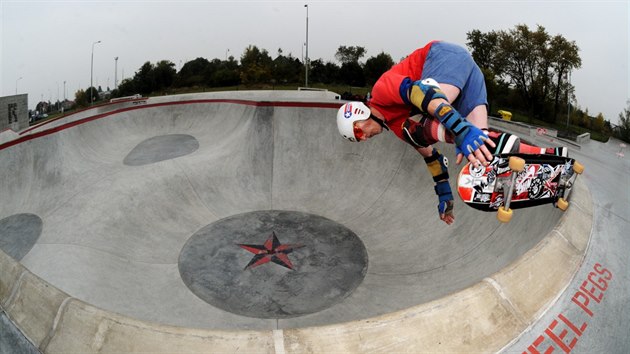 Ivan Pelikn, jeden za zakladatel skateboardingu u ns, je aktivnm sportovcem i dnes, s pti kky na krku.