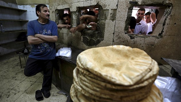 Syan si kupuj chleba v Damaku (30. kvtna 2015).