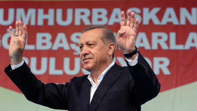 Tureck prezident Recep Tayyip Erdogan mv pznivcm na shromdn v Ankae (5. ervna 2015).