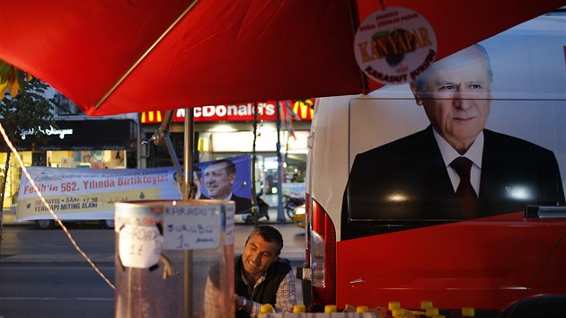 V Turecku se v nedli konaj volby, pedvolebn plakty a fotografie politik jsou tm vude (5. ervna 2015).