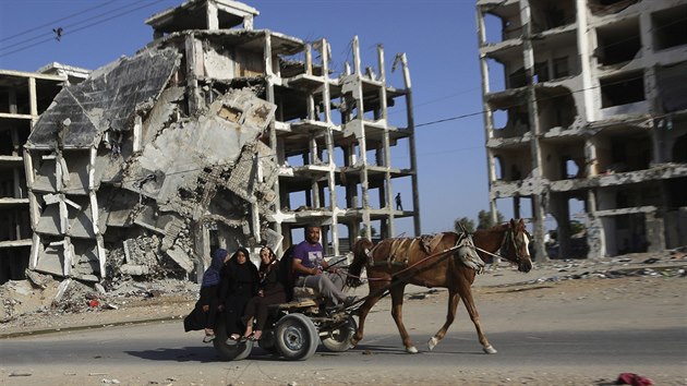 Palestinci projdj kolem poniench dom v Psmu Gazy (2. ervna 2015).