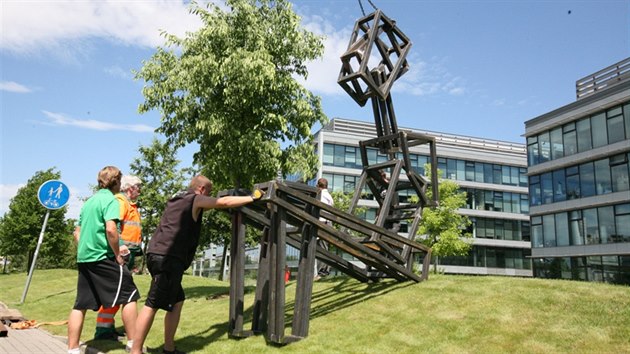 Instalace jedn ze soch Jakuba Flejara na festival Sculpture line v Praze