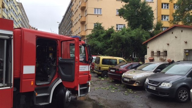 Na Pankrci spadl strom na tyi zaparkovan auta. (9.6.2015)