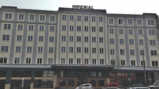 Libereck hotel Imperial u z do ulice novou fasdou.