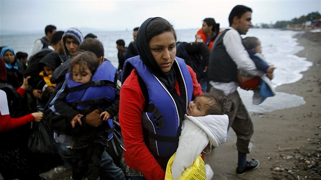 Do ecka se uprchlci vydvaj na malch nafukovacch lunech. Na snmku uprchlci po vylodn na ostrov Kos (31. kvtna 2015)