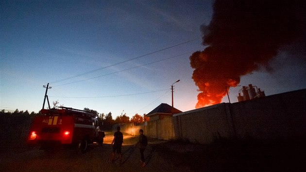 Mohutn por zachvtil ropn zsobnky v obci Vasylkiv 30 kilometr od Kyjeva (9. ervna 2015)
