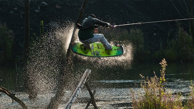 Na wakeboardu se d i ltat pes pekky. Pedvd to Marek Zach.