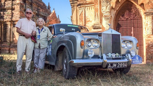 Dorothy Caldwellov se synem Alastairem. Zvodu Trans-America Challenge se zastn s vozem Rolls Royce Silver Cloud III z roku 1963.