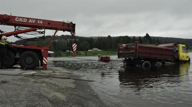 Vytaen nkladnho automobilu Tatra 815 z vodn ndre Lipno (Frymburk, 9. ervna 2015)