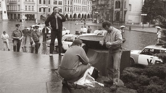 Kriminalist prohlej zbytky igelitov taky, v n bylo umstn odpalovac zazen. (2. ervna 1990)