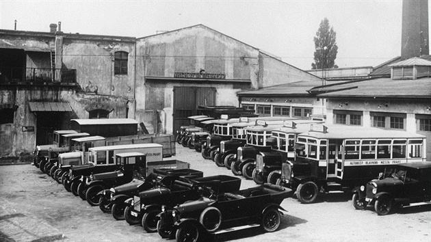 Prvn autobusov gar Rustonka v roce 1925.