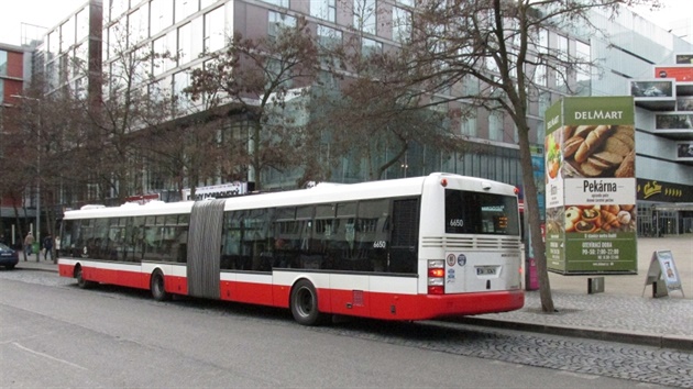 Autobus SOR NB 18 na zastvce Andl ve Stroupenickho ulici.
