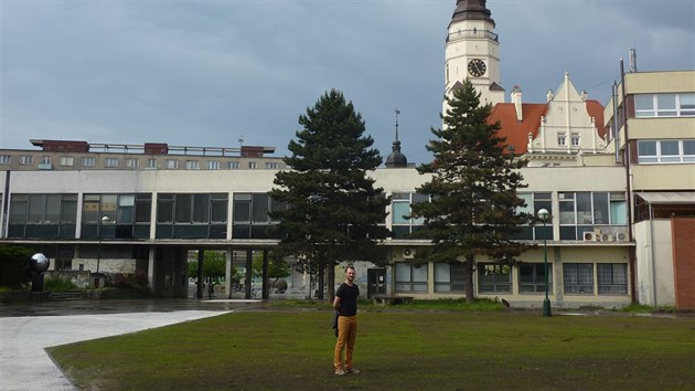 Michal Pol na mst, kde m vzniknout nov obchodn centrum. V pozad chtrajc obchodn dm Slezanka a za nm radnin v Hlska.  (30. kvtna 2015)