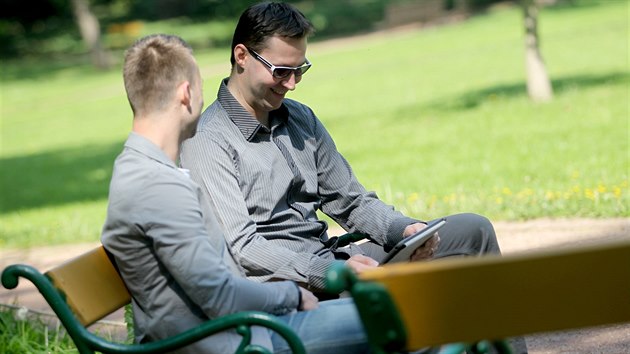 Klienti na schzky venku reaguj pozitivn. Najdou se ale i tac, kte preferuj poklidn prosted kavrny. Tdn manaer nachod zhruba 8 kilometr pi pracovnch setknch.