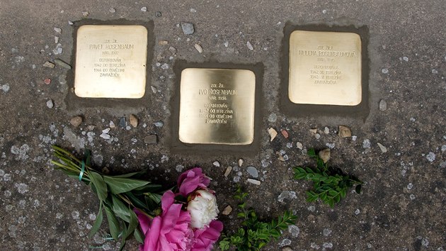 V Peruci pibyly ti Stolpersteiny. Pipomnaj pamtku rodiny Rosenbaumovy.