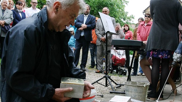 V Peruci pibyly ti Stolpersteiny. Pipomnaj pamtku rodiny Rosenbaumovy.