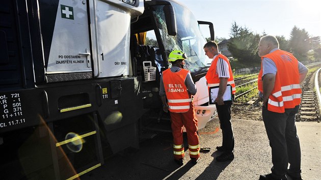 Vlak se na elezninm pejezdu v Lukch nad Jihlavou stetl s autobusem. Tsn ped pjezdem soupravy idi vyvedl cestujc ven (2. ervna 2015).