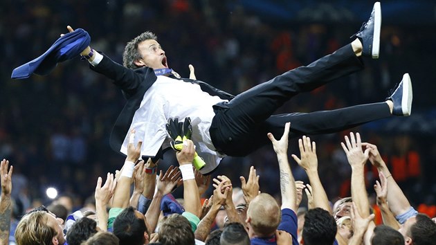 Luis Enrique, trenér fotbalist Barcelony, nad hlavami hrá po vítzném finále...