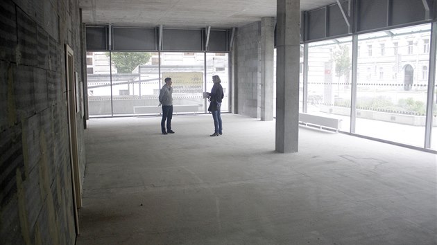 Przdn prostory v pzem kontroverzn budovy Namiro, v n v podnjmu sdl st ednk olomouckho magistrtu (kvten 2015).