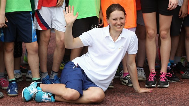 Biatlonistka roku Veronika Vtkov pedvedla dtem v Mn rozcviku a pak dohldla na jednu z discipln olympijskho vceboje.