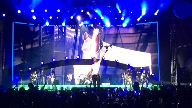 Enrique Iglesias chytil bhem koncertu dron, kter ho pak poranil.